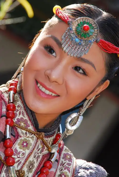 16 14:44:50 1 / 5 新浪娱乐讯 青年演员金晶主演的新剧中化身热情