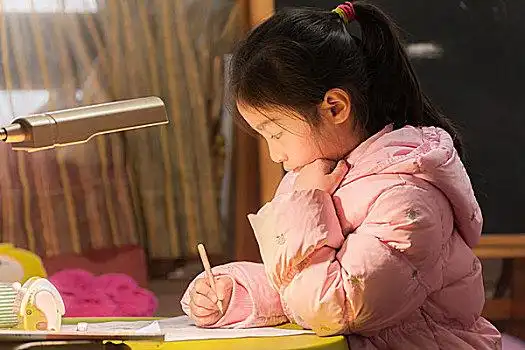 学生写作业图片