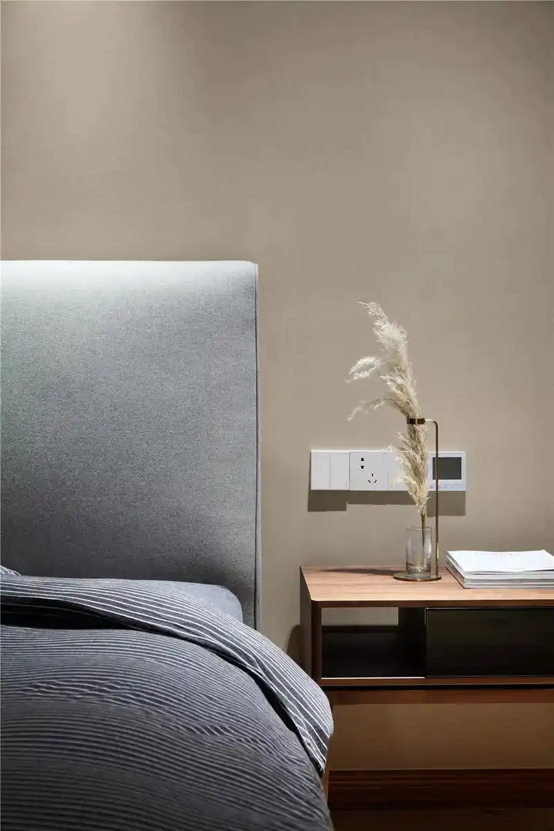 大户型简约新中式装修床头特写