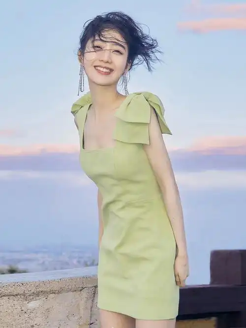 戚砚笛**蝴蝶结吊带连衣裙海边度假气质设计感小个子背带… - 17网