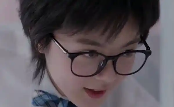 剧中的主人公叫做林妙妙,在上高中以前一直都被父母