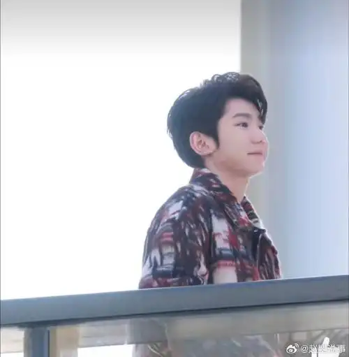 王源再现十年前双手合十