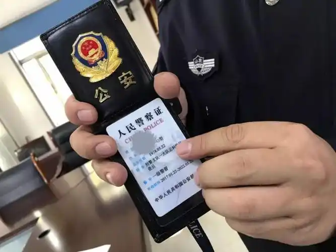 【奇闻】"刑警"男友动不动就说要去抓人,同居女友觉得异常,去派出所一