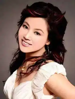 14岁进歌舞团,3登春晚成名,击败韦唯毛阿敏夺冠,中年