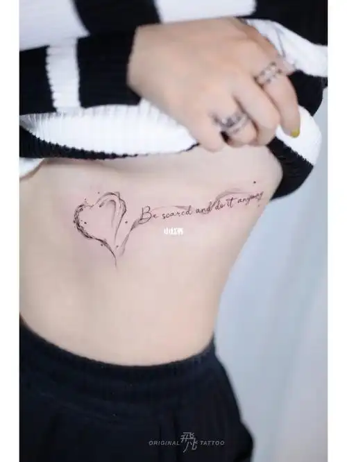 无论如何别害怕勇敢去做吧肋骨英文纹身