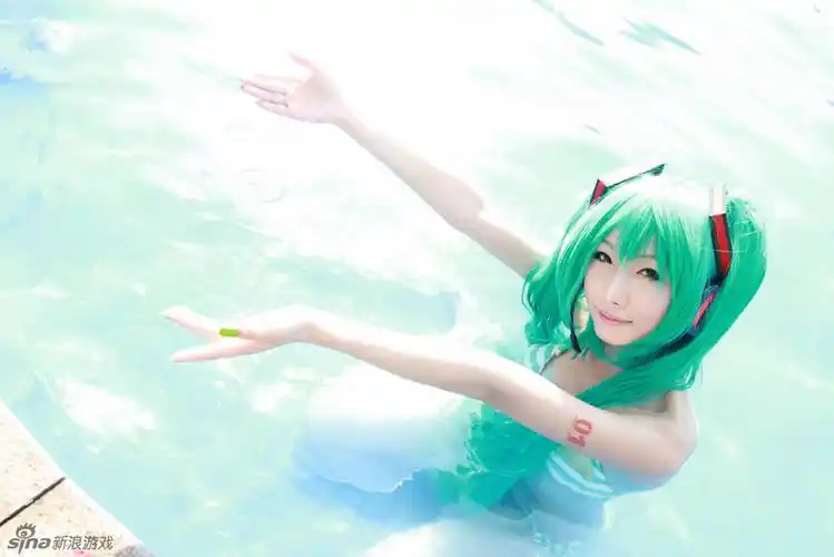 性感小萝莉初音泳装cosplay把你mikumiku掉