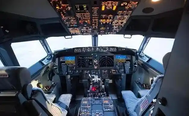 飞机,在7500米高空时突然裂开,空姐被大风吹走后来如何|飞行|驾驶舱