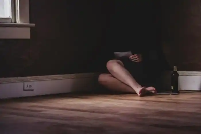 一个人躲在角落回忆.