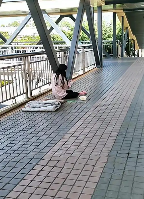 广东:年轻女子每天躺在天桥上,不肯打工,路人相劝却听不进去