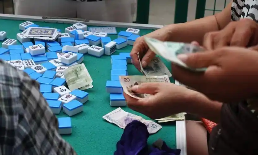 女子打麻将一个月输几十万偷装了摄像头后发现惊人秘密