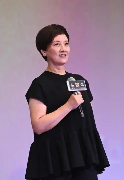 62岁邓婕穿紧身裙拍写真,短发干练利落,笑容灿烂气质不输当年_黑色