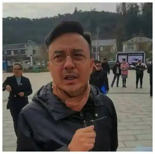 原创汪涵49岁身体堪忧如被吸干阳气大口张开如七旬老人