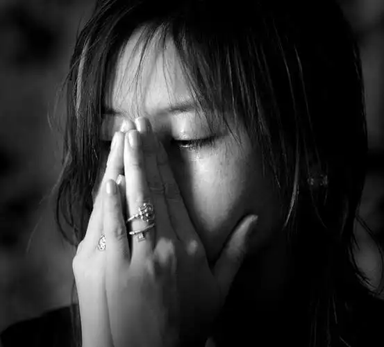求几张女人哭泣,眼泪的相关图片. 分辨率最好大些;最好480*854以上.
