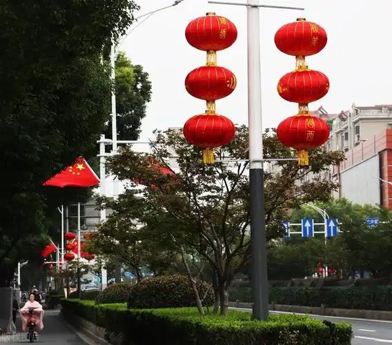 中秋节即将到来之际,江苏南京的街头处处呈现出喜庆的中国红