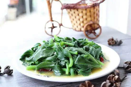 炒冰菜原料:冰菜350克,干辣椒2克,白糖半小匙,食用油适量做法:1,冰菜