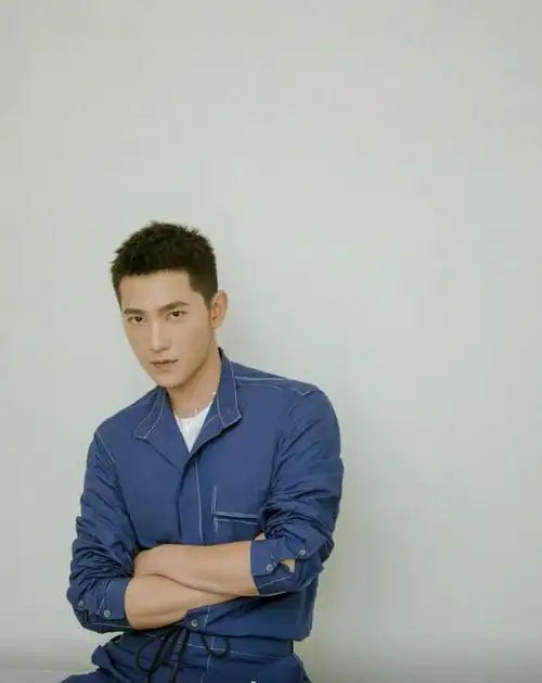 杨洋,你能不能不要那么帅?穿深蓝色套装配白t恤,特有男子气概