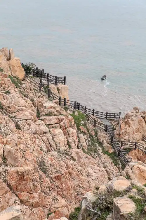 来嵊泗旅游,记得要到六井潭看一次日出,有爱人相陪就更浪漫