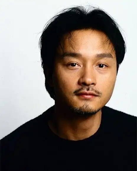 张国荣64岁冥寿前夕"浴室照"首曝光,唏嘘的胡渣迷人又可爱