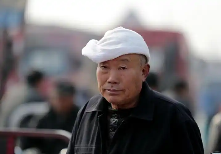 榆次东阳庙会上扎白羊肚毛巾的男人们