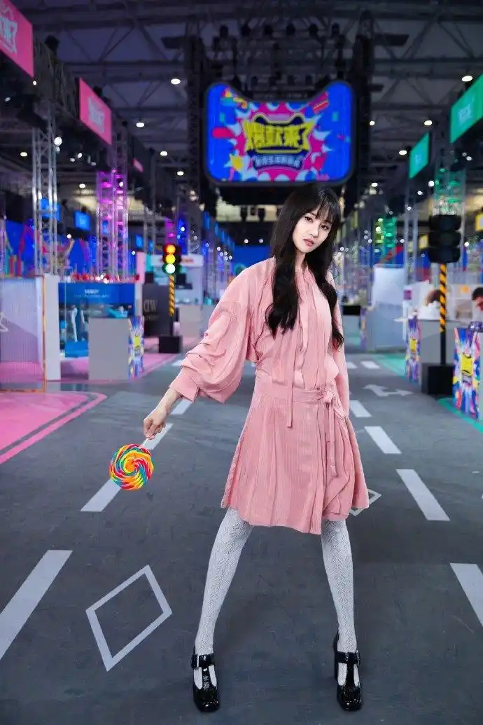 28岁郑爽连衣裙配裤袜真美,"爽妹子"不仅身材苗条,关键太会搭