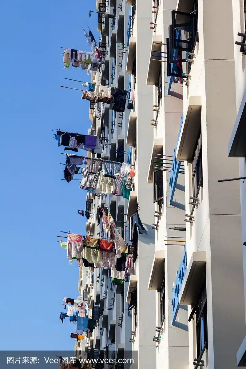 在新加坡公共住宅区的竹竿上晾晒衣物