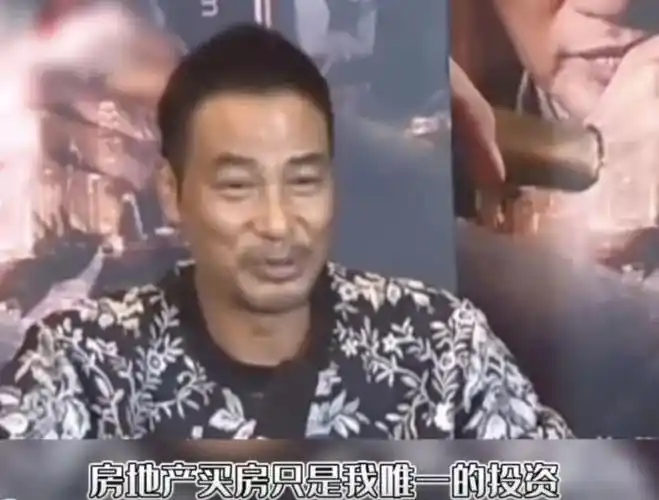 69岁任达华拖妻子过马路,霸气闪爆一众路人,50亿身家仍恩爱如初