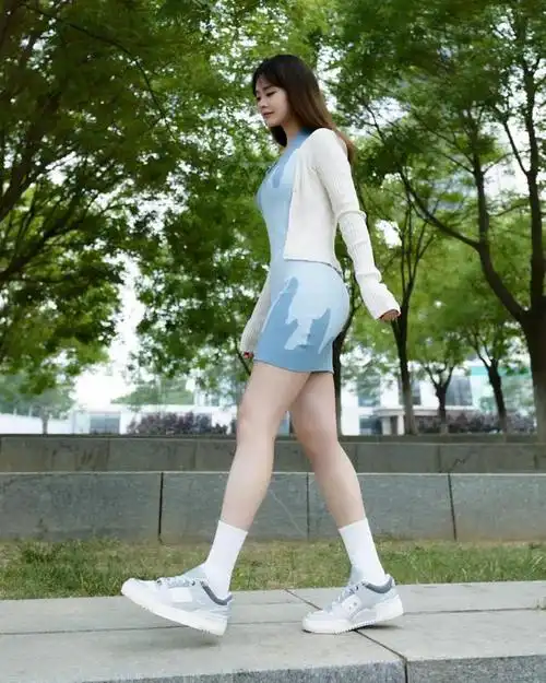 jennie,rose 买了好几双的「小白鞋」!小姐姐穿上腿好长!