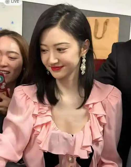 景甜新浪大楼亮相,圆脸大眼睛"富贵花十足",生图也白到发光_泡泡_设计