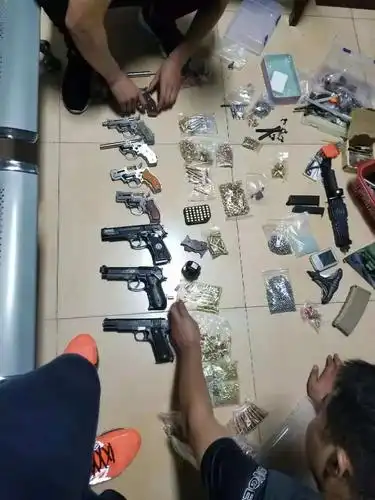 20岁大学生网上卖枪被刑拘 出租屋内如"军火库"