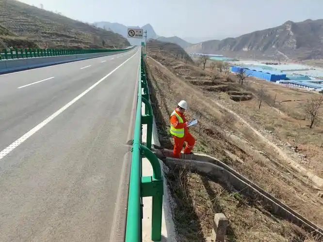 工区组织养护工程师对所辖段落路基泄水槽进行全面排查,检查泄水槽