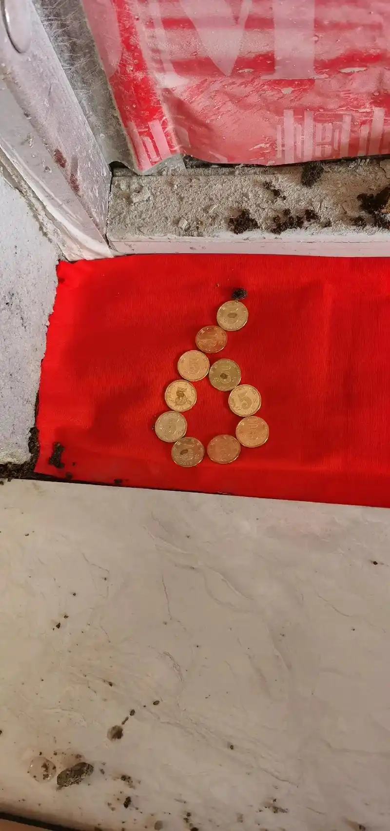 过门石下摆放88枚5角硬币,摆放出入平安,出门66大顺,进门 - 抖音
