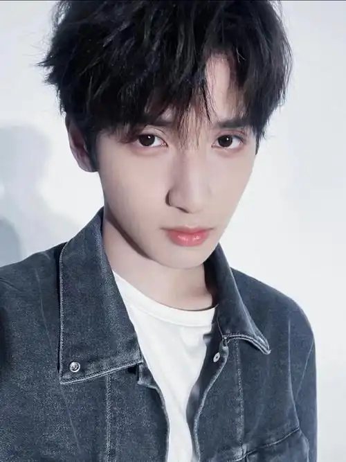 严浩翔高会#有个小男孩自拍眼睛都是带钩子的06