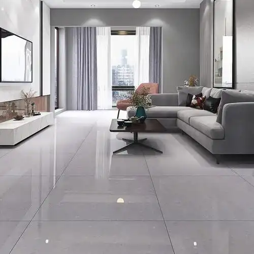 家里人相聚在客厅区域一起看电视,地砖选得高,看着这舒服的颜色,看着