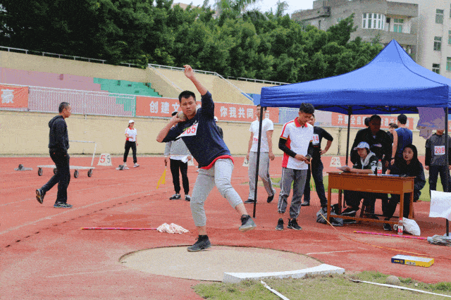 小编又来到了 对 力量,速度,爆发力 要求极高项目之一 铅球比赛的赛场
