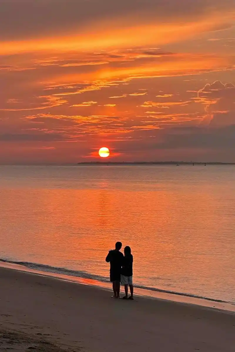 和你一起看日出.事情是这样的!两个人穿着拖鞋 她穿着我的大短 - 抖音