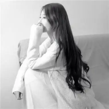 女生侧面黑白伤感长发头像