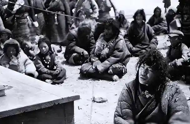 在中国的革命历史中,英勇的人民战士和背叛的叛徒同样涌现,他们的行为