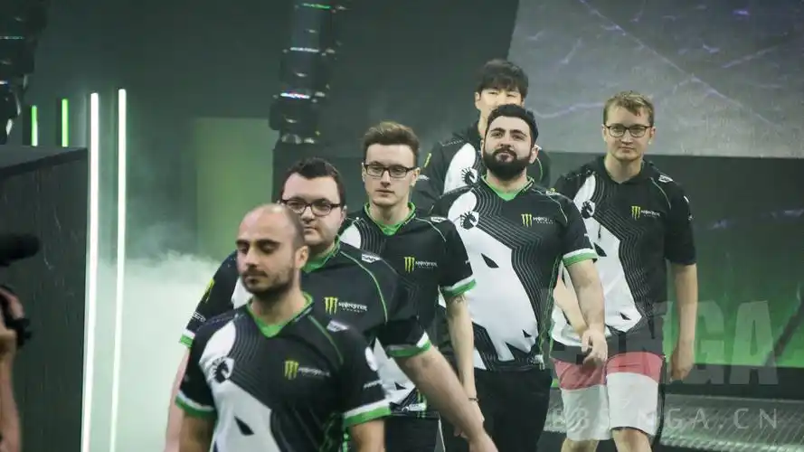 赛事贴下今天在现场拍的部分战队的入场和赛后握手的照片