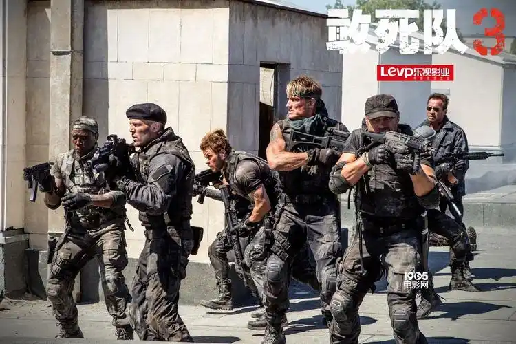 《敢死队3》曝血战版剧照 硬汉联盟武装到牙齿