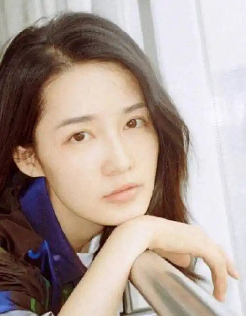 有种颜值叫明星素颜,杨幂自然,古力娜扎精致,唯独鞠婧祎最好看_网友