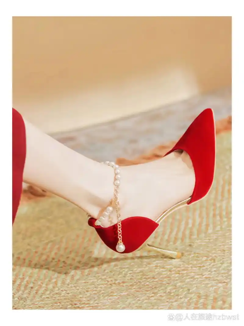 这双红色的高跟鞋好美啊!鞋头是尖尖的,显得好优雅啊.