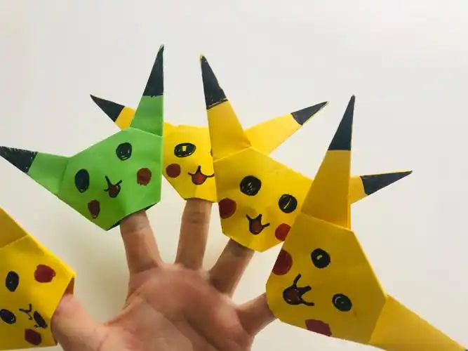 第二幼儿园"小手拉大手"微课展示(十八)——王智慧手工折纸《皮卡丘》