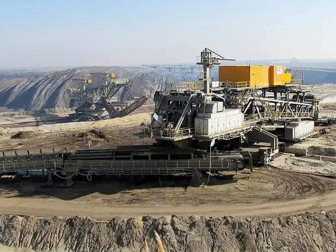 矿山机械开采现场