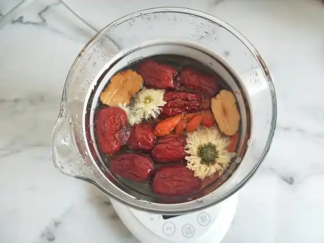 枸杞和菊花红枣泡水的作用与功效红枣枸杞泡水喝有什么好处