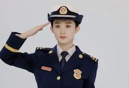 赵丽颖拍消防宣传大片穿上警服英姿飒爽帽子下的发型成焦点