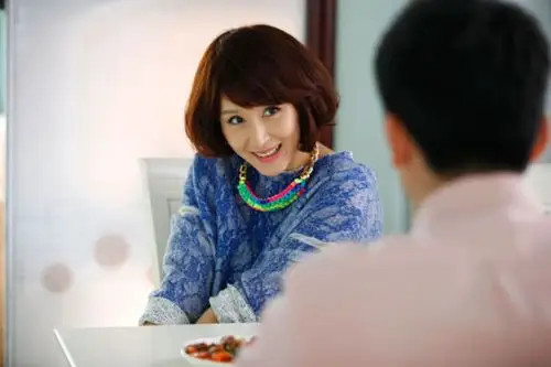 胡静《老爸太囧》凹造型 分享私家美容术