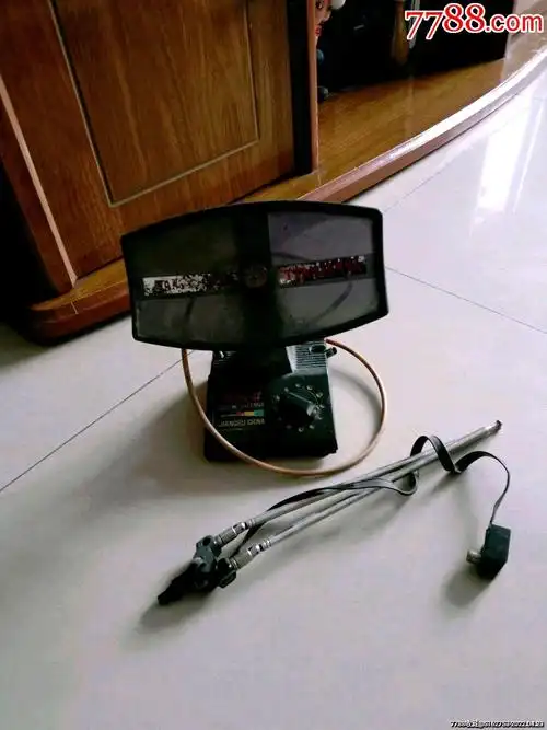 老式电视接收天线两付