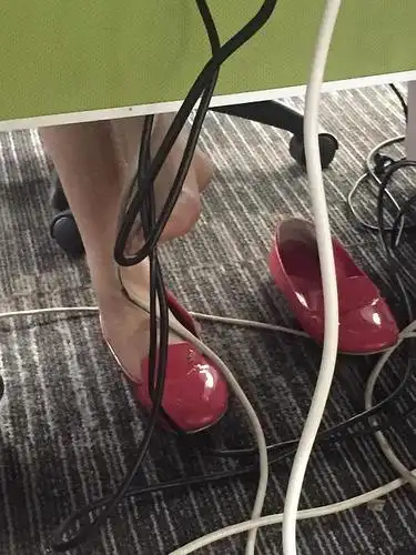 熏死我了!你们坐对面的同事脚臭好意思脱鞋吗!