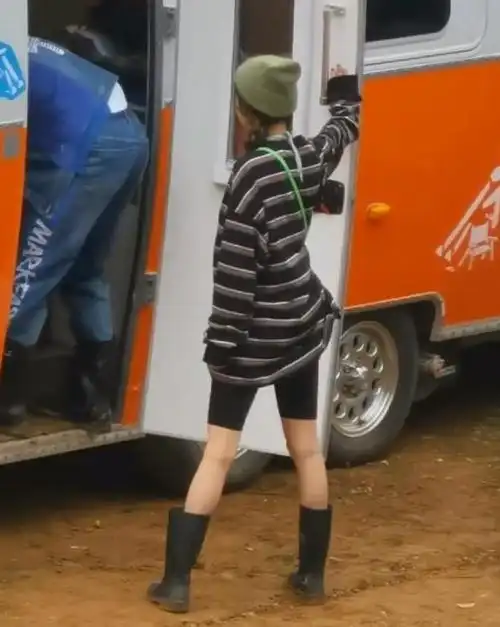 杨幂不把奢侈品当回事,穿15000元名牌长靴踩泥巴,竹竿腿很抢眼