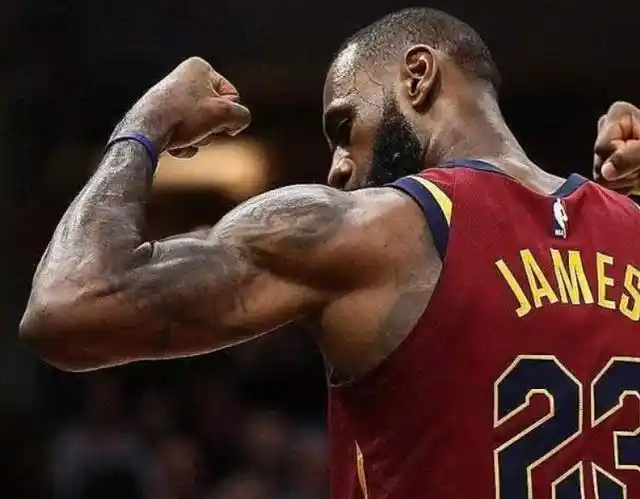 说到nba球员,我们很难不想到的就是他们恐怖的肌肉了,尤其肱二头肌,更